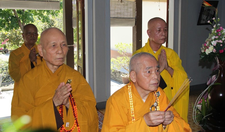 Chư tôn Trưởng lão Hòa thượng dâng hương tưởng niệm