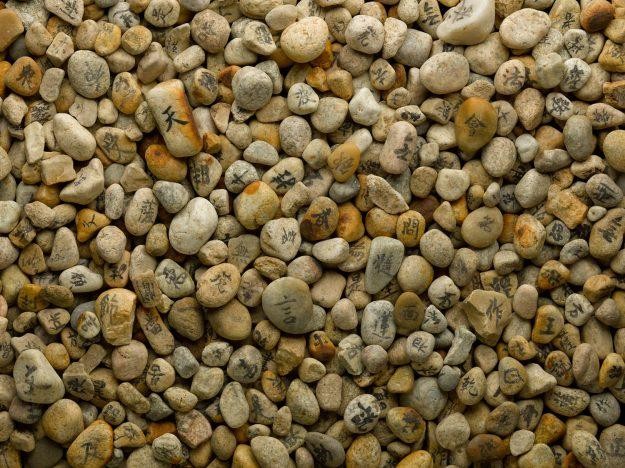 Các viên đá mang ký tự được cho là trong bản kinh Pháp hoa