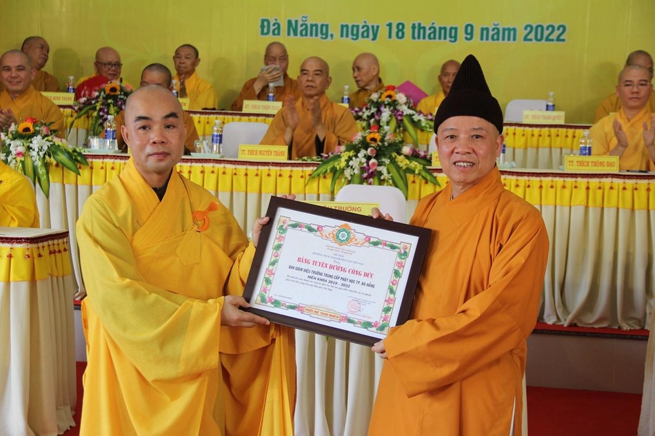 Hòa thượng Thích Thanh Quyết tặng Bằng Tuyên dương công đức của Hội đồng Trị sự đến tập thể Trường Trung cấp Phật học Đà Nẵng Hòa thượng Thích Thanh Quyết tặng Bằng Tuyên dương công đức của Hội đồng Trị sự đến tập thể Trường Trung cấp Phật học Đà Nẵng