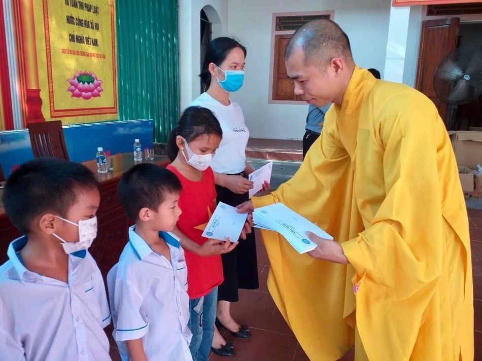 Đại đức Thích Đồng Ấn trao quà cho các em học sinh - Ảnh: T.Đ.A Đại đức Thích Đồng Ấn trao quà cho các em học sinh - Ảnh: T.Đ.A