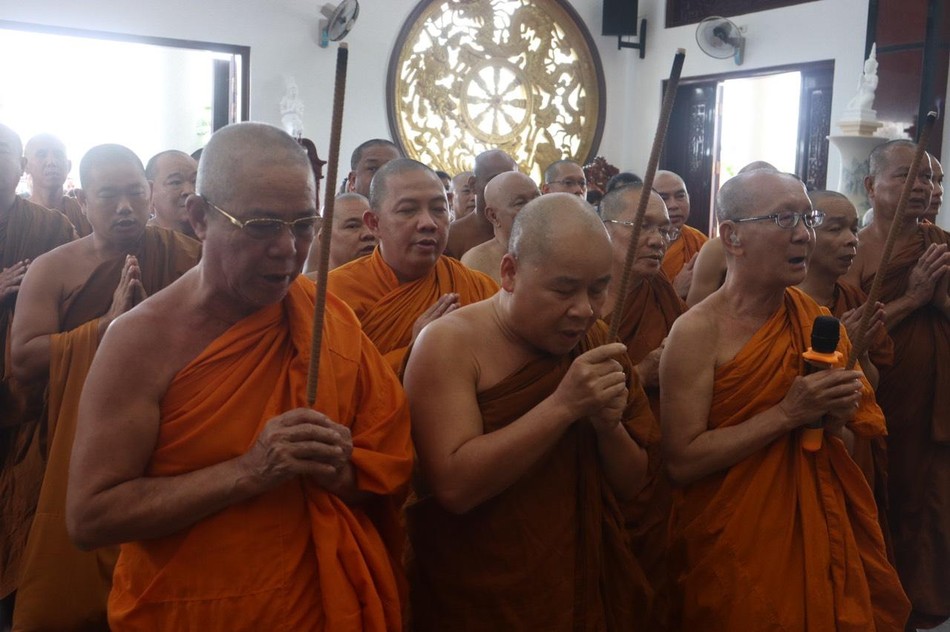 Chư tôn giáo phẩm dâng hương tưởng niệm Chư tôn giáo phẩm dâng hương tưởng niệm