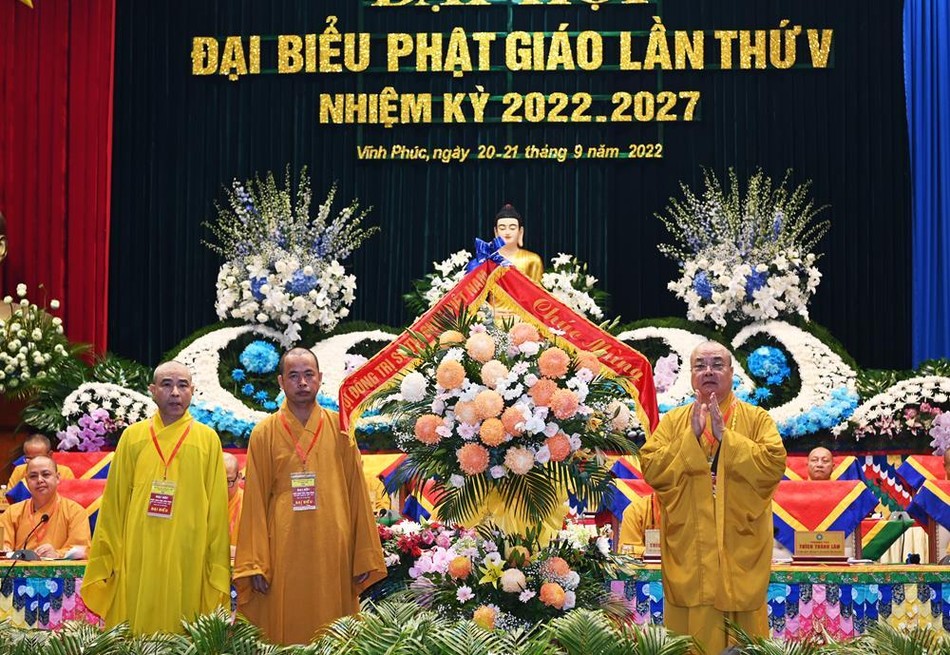 Hội đồng Trị sự tặng hoa chúc mừng Hội đồng Trị sự tặng hoa chúc mừng