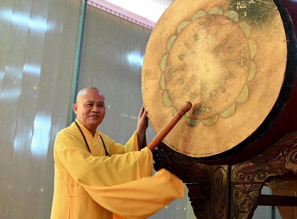 Thượng tọa Thích Thanh Dũng đánh trống khai giảng