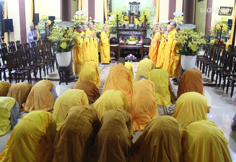 Môn đồ pháp quyến đảnh lễ Giác linh Thầy