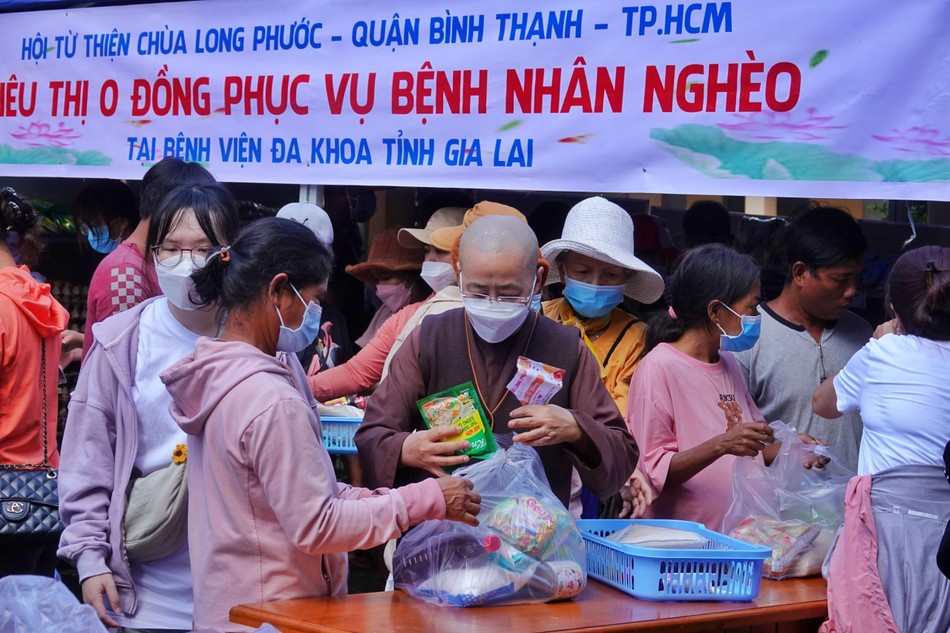 Bếp ăn từ thiện chùa Long Phước phục vụ suất ăn và quà 0 đồng cho bệnh nhân Bệnh viện Đa khoa tỉnh Gia Lai - Ảnh: Lê Minh Nam Bếp ăn từ thiện chùa Long Phước phục vụ suất ăn và quà 0 đồng cho bệnh nhân Bệnh viện Đa khoa tỉnh Gia Lai - Ảnh: Lê Minh Nam
