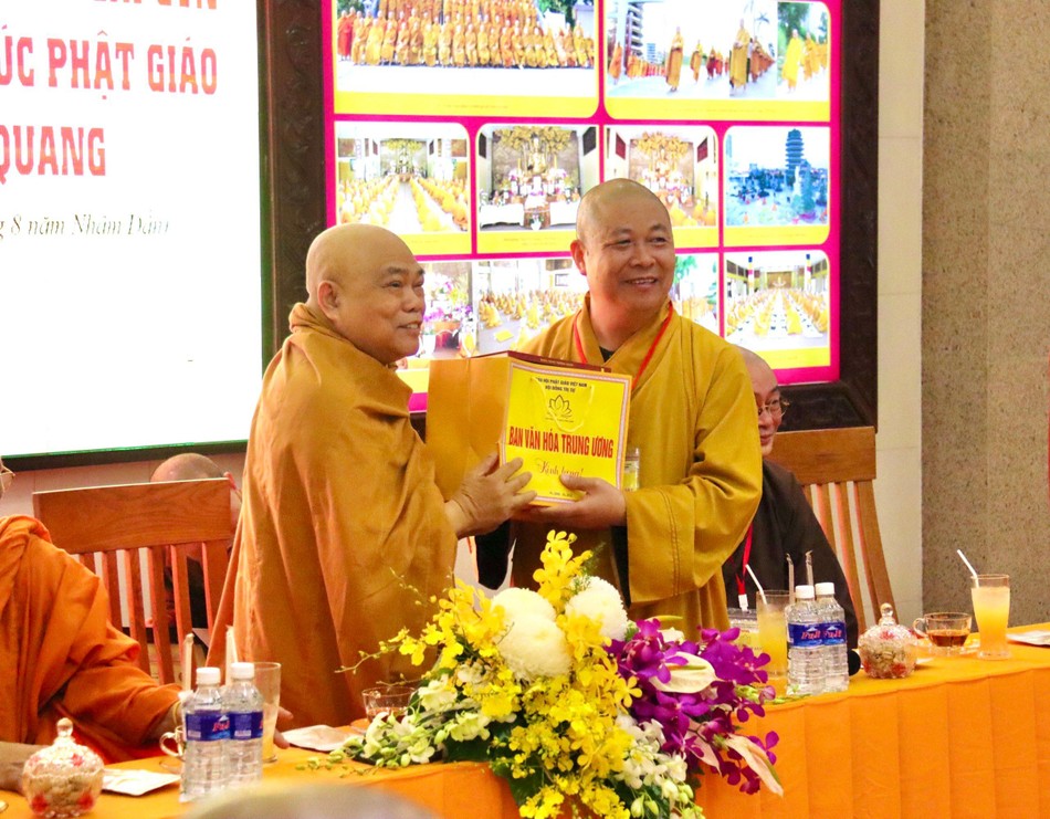 Hòa thượng Thích Giác Toàn nhận ấn phẩm do Ban Văn hoá Trung ương thực hiện Hòa thượng Thích Giác Toàn nhận ấn phẩm do Ban Văn hoá Trung ương thực hiện
