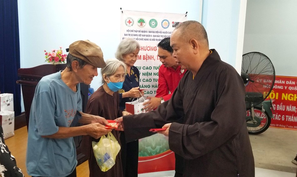 Thượng tọa Thích Huệ Công trao quà đến các cụ già Thượng tọa Thích Huệ Công trao quà đến các cụ già