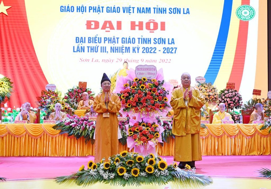 Trung ương GHPGVN tặng hoa chúc mừng