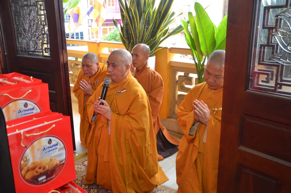 Thượng tọa Thích Tâm Chơn, đại diện môn đồ đệ tử tác bạch cúng dường