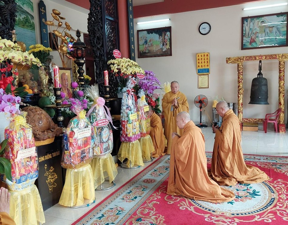 Hòa thượng Thích Thiện Nhơn, Hòa thượng Thích Huệ Thông thắp hương tưởng niệm