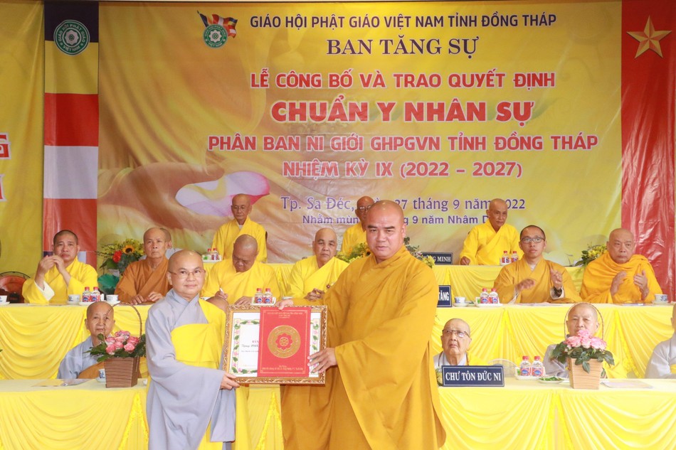 Thượng tọa Thích Tĩnh Triệt, Phó ban Thường trực Ban Trị sự GHPGVN tỉnh Đồng Tháp trao quyết định chuẩn y nhân sự
