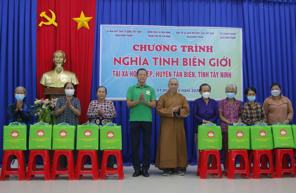 Thượng tọa Thích Tâm Chơn, Trưởng ban Trị sự GHPGVN quận Bình Thạnh tặng quà đến các hộ dân khó khăn vùng biên giới Tân Biên