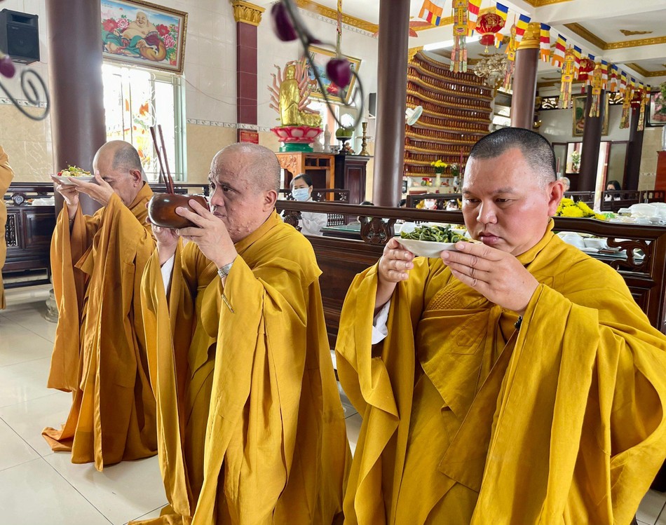 Đại diện môn đồ pháp quyến cử hành nghi thức cung tiến Giác linh Đại diện môn đồ pháp quyến cử hành nghi thức cung tiến Giác linh