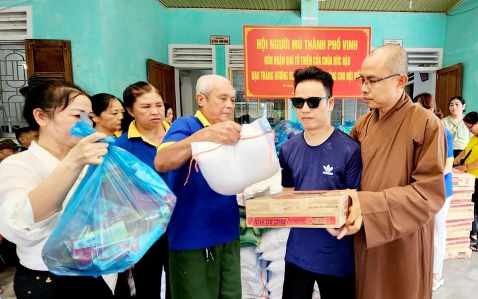 Đại đức Thích Định Tuệ tận tay trao những phần quà đến hội viên Hội Người mù TP.Vinh Đại đức Thích Định Tuệ tận tay trao những phần quà đến hội viên Hội Người mù TP.Vinh