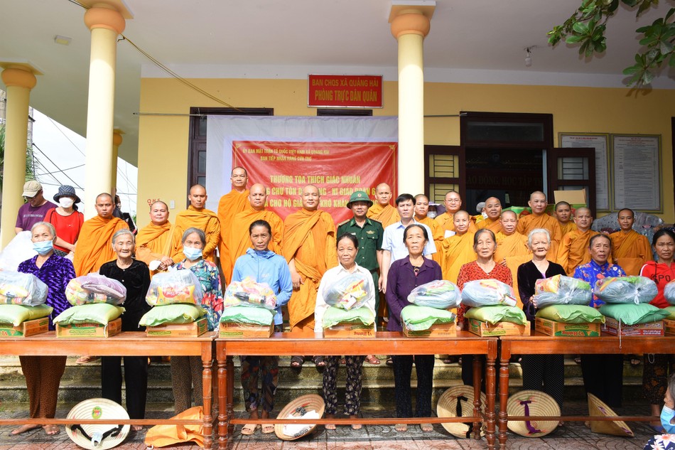 Trao quà đến bà con tại xã Quảng Hải