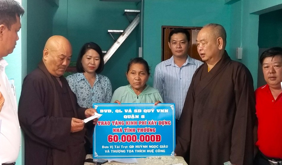 Hòa thượng Thích Chơn Tịnh, Thượng tọa Thích Huệ Công trao hỗ trợ đến gia đình bà Tô Thị Chi Hòa thượng Thích Chơn Tịnh, Thượng tọa Thích Huệ Công trao hỗ trợ đến gia đình bà Tô Thị Chi