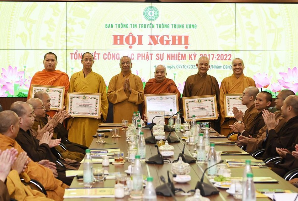 Trao Bằng Tuyên dương công đức cho các Phó ban Trao Bằng Tuyên dương công đức cho các Phó ban