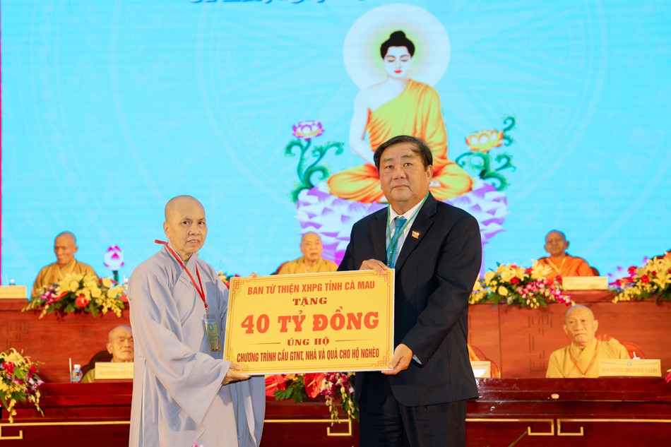 Đại diện Ban Từ thiện - Xã hội tỉnh Cà Mau trao bảng tượng trưng số tiền ủng hộ chương trình xây cầu giao thông nông thôn, nhà và quà cho hộ nghèo Đại diện Ban Từ thiện - Xã hội tỉnh Cà Mau trao bảng tượng trưng số tiền ủng hộ chương trình xây cầu giao thông nông thôn, nhà và quà cho hộ nghèo