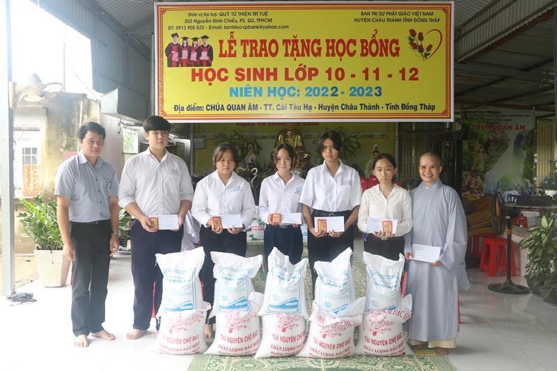 Các em học sinh nhận quà tại chùa Quan Âm Các em học sinh nhận quà tại chùa Quan Âm