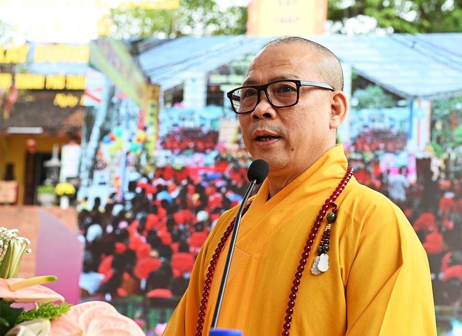 Thượng tọa Thích Nguyên Thành trình bày tham luận Thượng tọa Thích Nguyên Thành trình bày tham luận