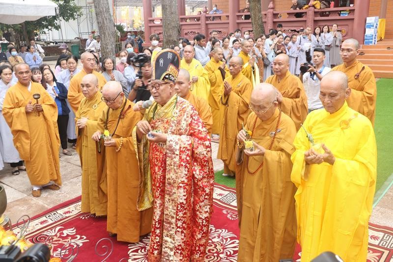 Chư tôn đức cử hành nghi thức sái tịnh Chư tôn đức cử hành nghi thức sái tịnh