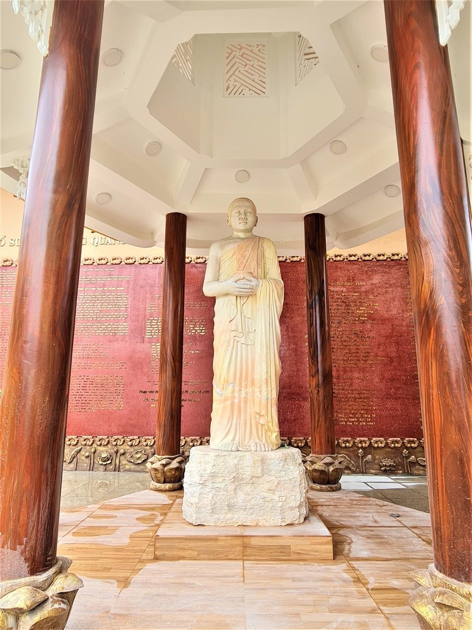 Tôn tượng Tổ sư trì bình khất thực - Ảnh: Pháp Đăng Tôn tượng Tổ sư trì bình khất thực - Ảnh: Pháp Đăng