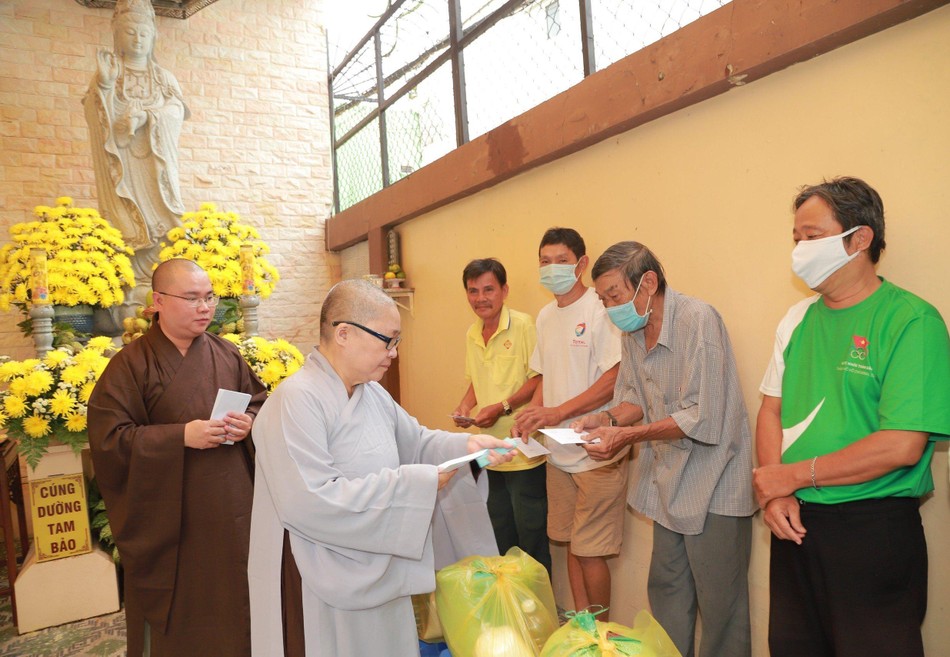 Ni sư Thích nữ Huệ Mỹ tận tay trao quà đến người dân Ni sư Thích nữ Huệ Mỹ tận tay trao quà đến người dân