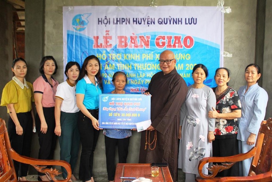 Trao kinh phí hỗ trợ xây dựng &quot;Mái ấm tình thương&quot; cho gia đình bà Lê Thị Nhen ở xã Tân Sơn