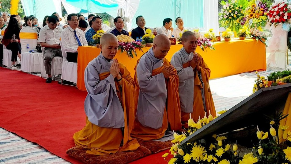 Sư cô Thích nữ Huệ Tịnh, tân trụ trì dâng lời phát nguyện Sư cô Thích nữ Huệ Tịnh, tân trụ trì dâng lời phát nguyện