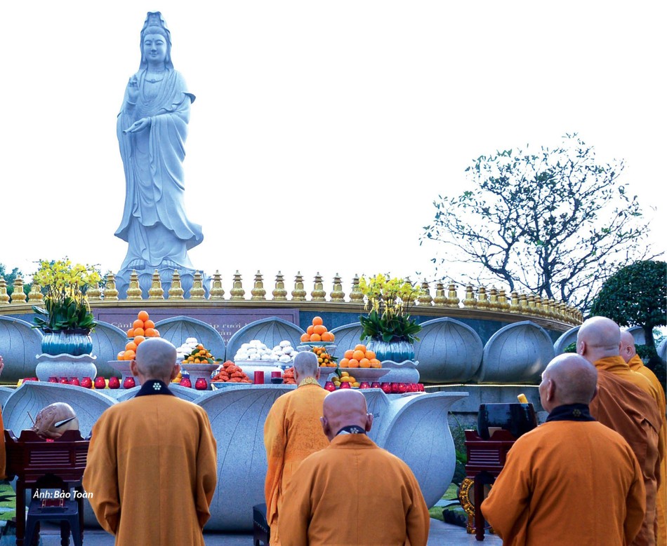 Chư tôn đức đảnh lễ Bồ-tát Quán Thế Âm tại chùa Huê Nghiêm