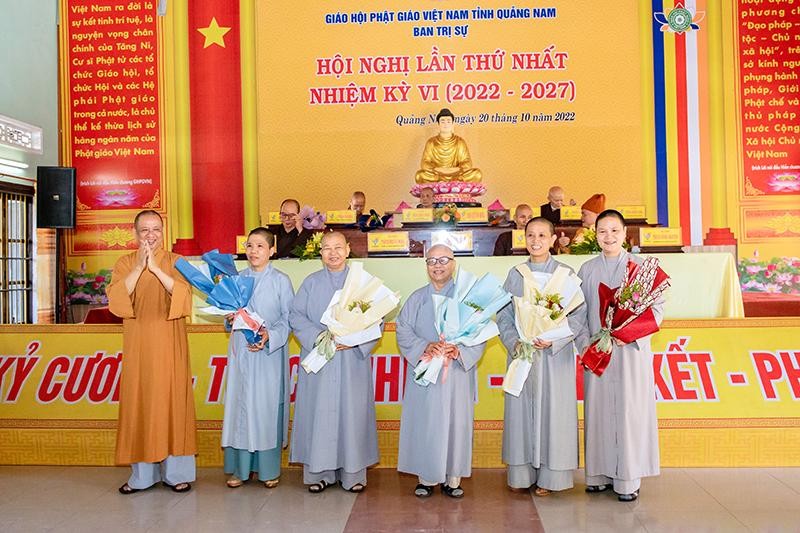 Tặng hoa đến chư Ni nhân ngày Phụ nữ Việt Nam 20-10 Tặng hoa đến chư Ni nhân ngày Phụ nữ Việt Nam 20-10