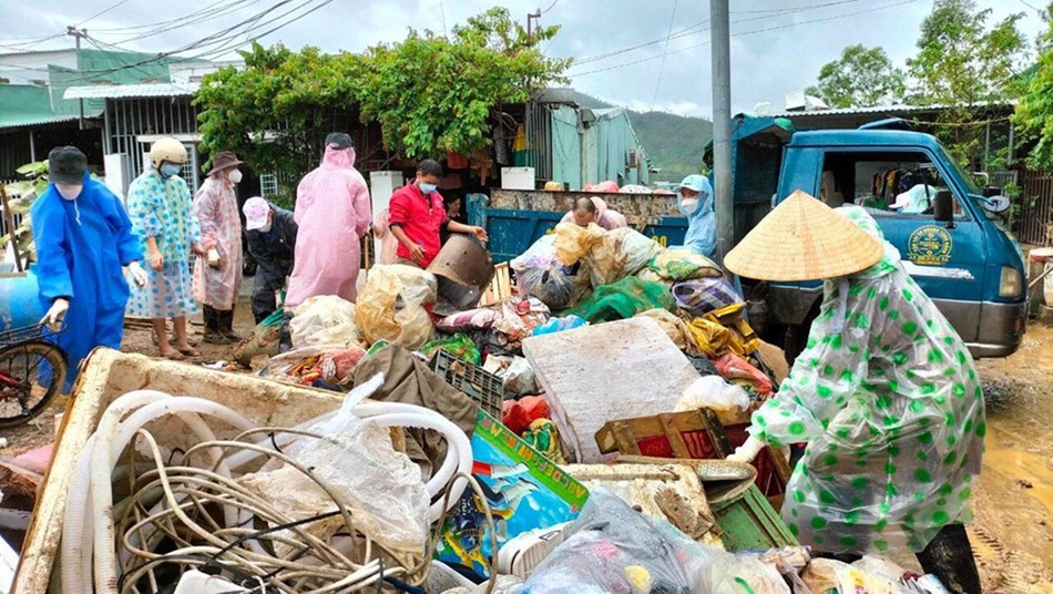 Thu gom rác thải sau lũ Thu gom rác thải sau lũ