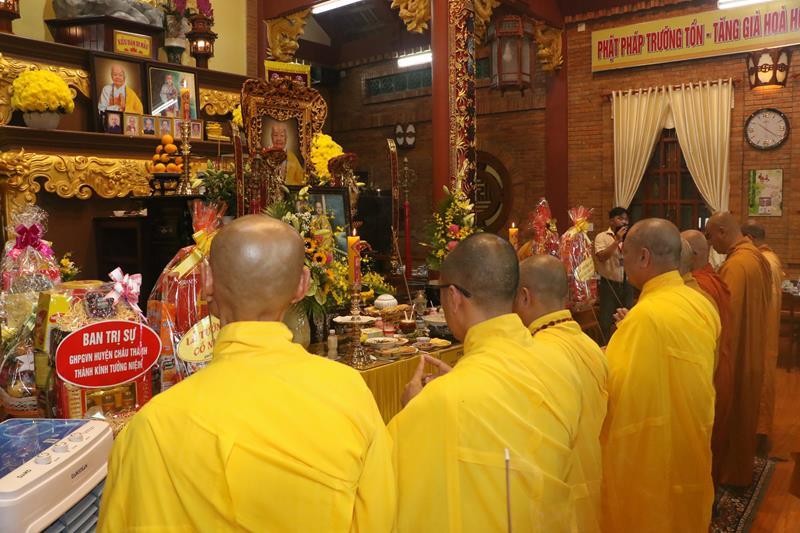 Chư tôn đức thắp hương tưởng niệm cố Ni trưởng Thích nữ Như Hoa Chư tôn đức thắp hương tưởng niệm cố Ni trưởng Thích nữ Như Hoa