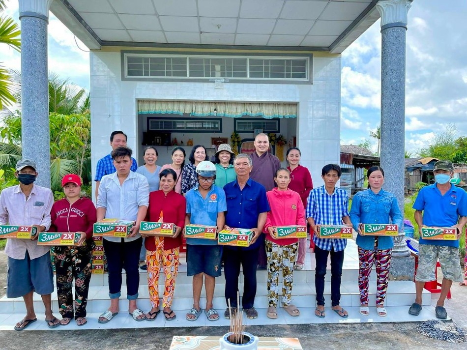 Tặng quà cho các hộ gia đình khó khăn Tặng quà cho các hộ gia đình khó khăn