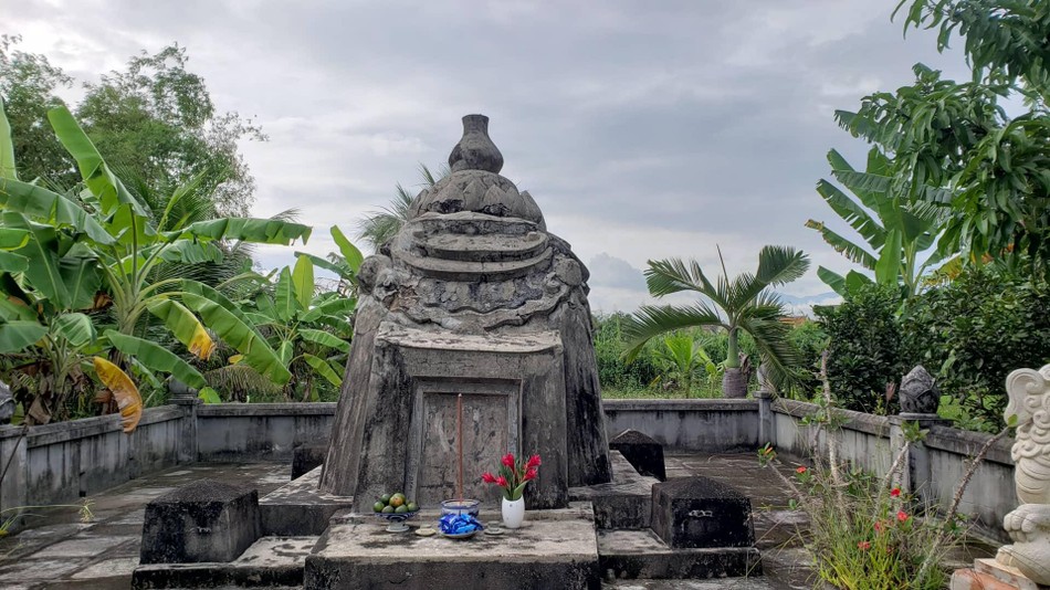 Tháp tổ khai sơn trong khuôn viên chùa Phước Long Tháp tổ khai sơn trong khuôn viên chùa Phước Long