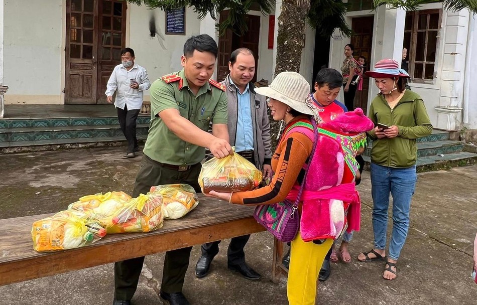 Trao quà cho bà con nhân dân xã Phà Đánh Trao quà cho bà con nhân dân xã Phà Đánh