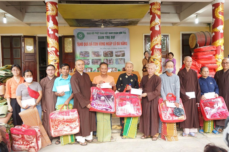 Ban Trị sự GHPGVN quận Sơn Trà trao quà đến bà con gặp khó khăn