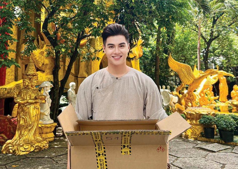 Minh Hoàng trong lúc tham gia thiện nguyện, phóng sinh Minh Hoàng trong lúc tham gia thiện nguyện, phóng sinh