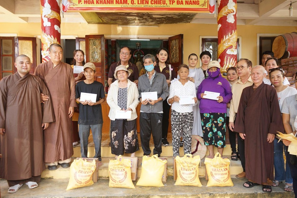 Người dân phường Hòa Khánh Nam đến nhận quà tại chùa Đà Sơn