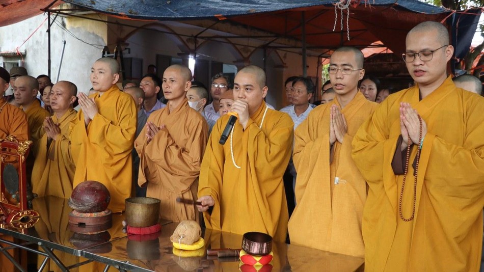 Chư tôn đức làm lễ chú nguyện đúc đại hồng chung