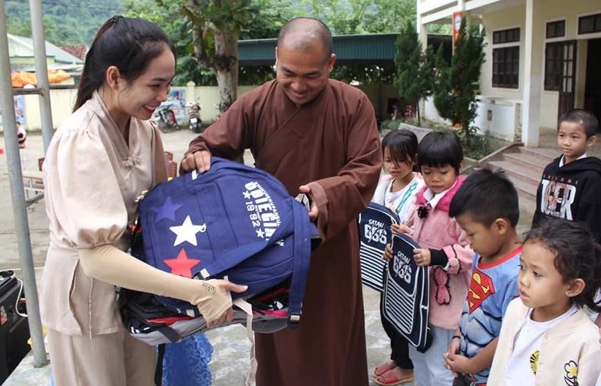 Đại đức Thích Minh Thanh trao quà cho các em học sinh Trường Tiểu học Chiêu Lưu 1 Đại đức Thích Minh Thanh trao quà cho các em học sinh Trường Tiểu học Chiêu Lưu 1
