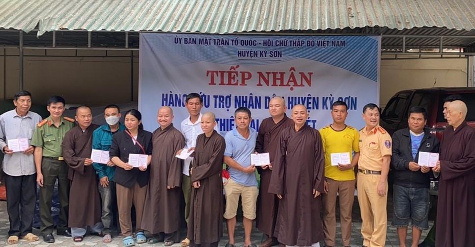 Đoàn Ban Trị sự GHPGVN quận Tân Phú trao sổ tiết kiệm đến các hộ gặp khó khăn ở huyện Kỳ Sơn, Nghệ An Đoàn Ban Trị sự GHPGVN quận Tân Phú trao sổ tiết kiệm đến các hộ gặp khó khăn ở huyện Kỳ Sơn, Nghệ An