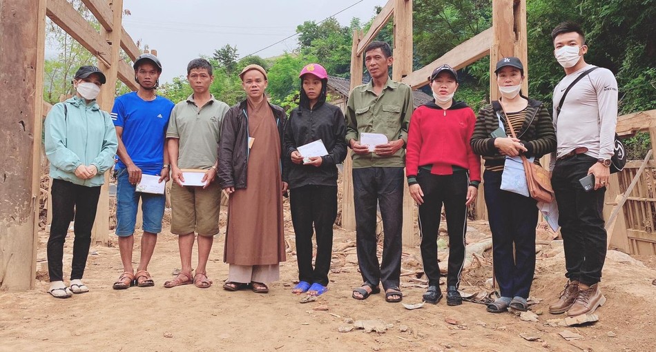 Đại đức Thích Tâm Ngọc thay mặt mặt Hòa thượng Thích Pháp Trí và đạo tràng Phật tử chùa Linh Quang trao kinh phí hỗ trợ đến các hộ dân Đại đức Thích Tâm Ngọc thay mặt mặt Hòa thượng Thích Pháp Trí và đạo tràng Phật tử chùa Linh Quang trao kinh phí hỗ trợ đến các hộ dân