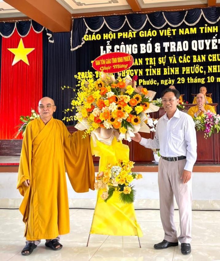 Đại diện Ban Tôn giáo tỉnh Bình Phước tặng hoa chúc mừng