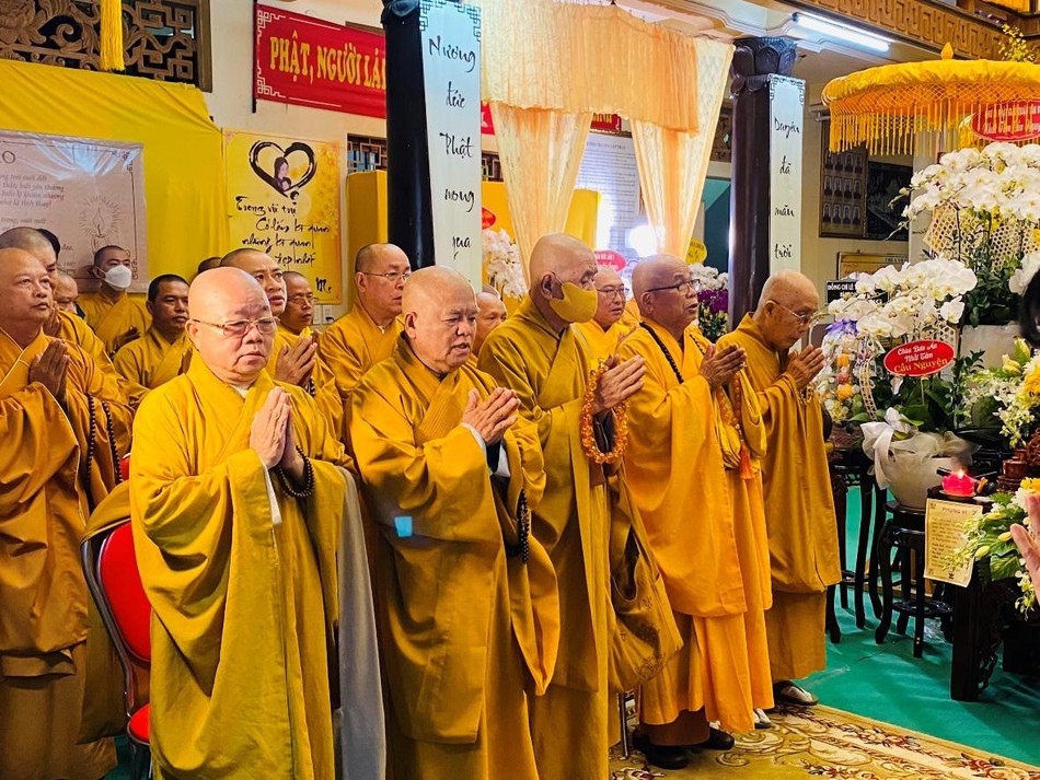 Chư tôn đức tụng kinh cầu nguyện