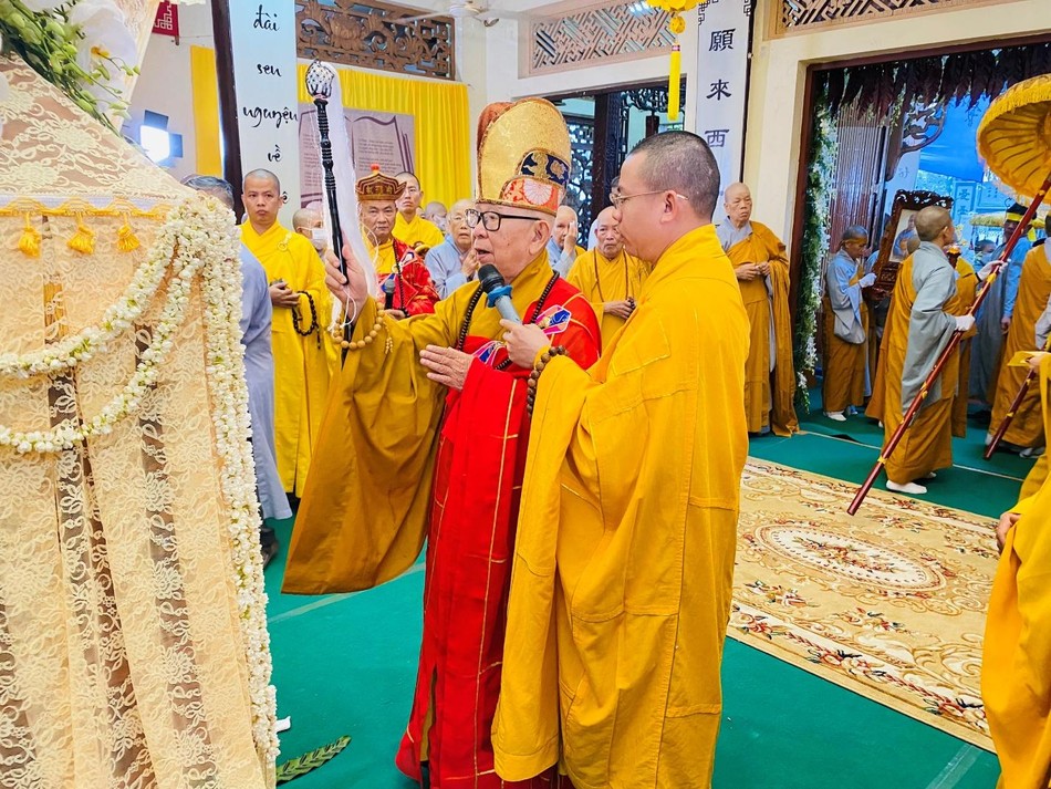 Trưởng lão Hòa thượng Thích Như Tín tuyên pháp ngữ, phất trần