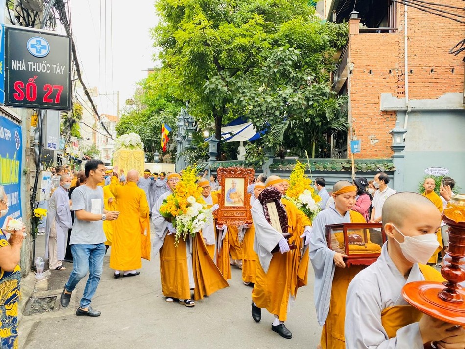 Cung thỉnh y bát, long vị, di ảnh và kim quan cố Ni trưởng rời Giác linh đường