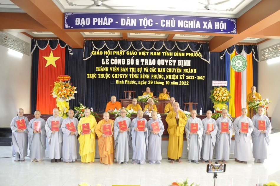 Thượng tọa Thích Phước Nguyên trao quyết định đến các thành viên thuộc Phân ban Ni giới Phật giáo tỉnh