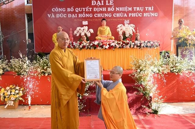 Hòa thượng Thích Quảng Tùng trao quyết định bổ nhiệm trụ trì chùa Phúc Hưng đến Sư cô Thích Diệu Đoan