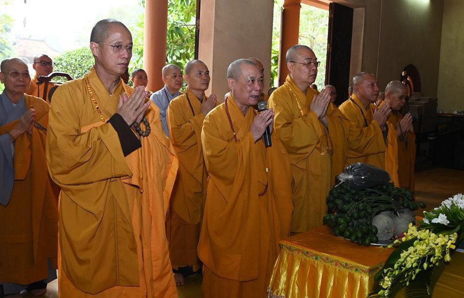 Chư tôn đức niêm hương bạch Phật